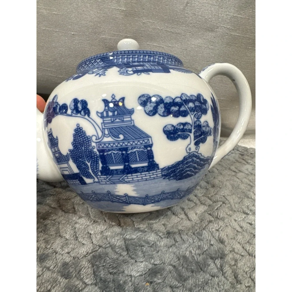 HIC China Blue Willow Teapot Ceramic Blue and White Chinoiserie Tea Pot with Lid